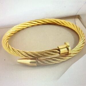 Chic Gold Wire Twist Nail Bangle